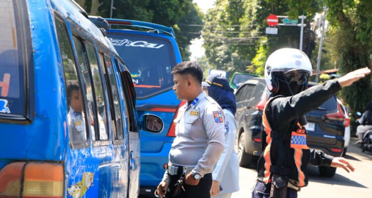Dishub Kota Bogor saat menindak angkot yang berasal dari Kabupaten Bogor, Foto/Diskominfo Kota Bogor