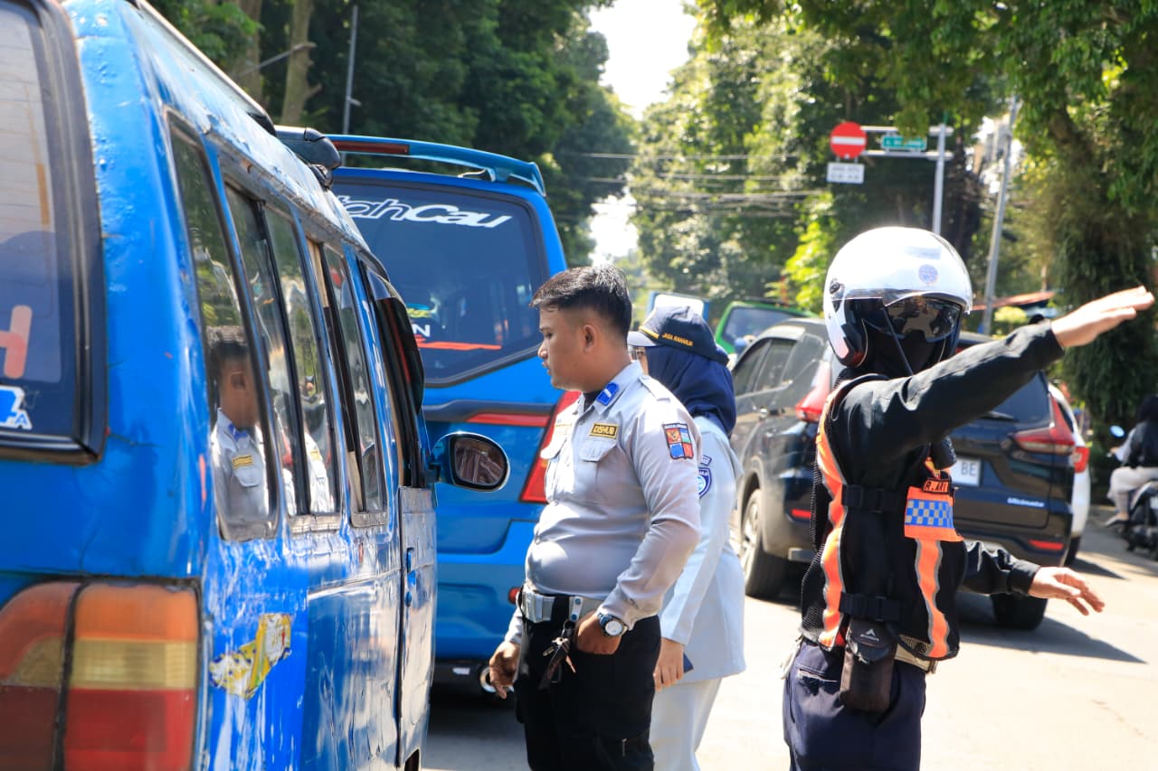 Dishub Kota Bogor saat menindak angkot yang berasal dari Kabupaten Bogor, Foto/Diskominfo Kota Bogor