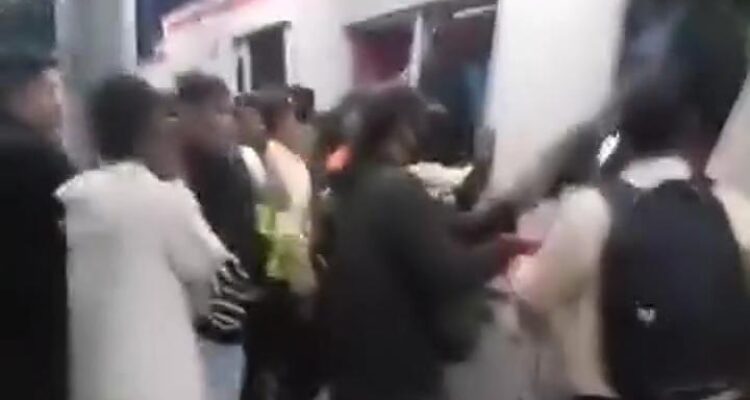 Tabrakan kereta di stasiun Bekasi Timur, Penumpang Panik, Foto/SS