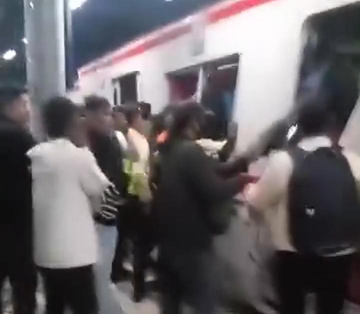 Tabrakan kereta di stasiun Bekasi Timur, Penumpang Panik, Foto/SS