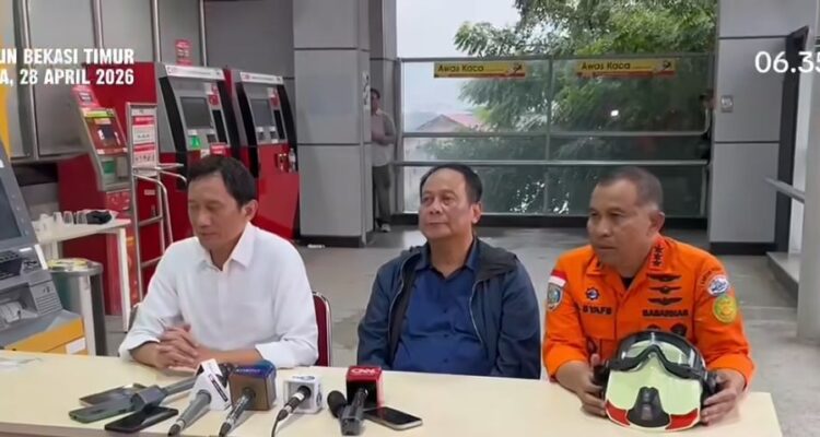 Direktur Utama PT Kereta Api Indonesia (KAI), Bobby Rasyidin (Kiri), Wamenhub (Tengah), Basarnas (Kanan), Foto/Istimewa