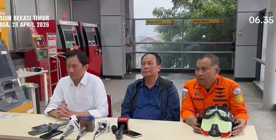 Direktur Utama PT Kereta Api Indonesia (KAI), Bobby Rasyidin (Kiri), Wamenhub (Tengah), Basarnas (Kanan), Foto/Istimewa