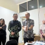 Wamendagri, Bima Arya Sugiarto bersama, Wali Kota Bogor Dedie A Rachim saat meninjau penerapan WFH di Kantor Pemerintah Kota Bogor, Foto/Adi Wirman