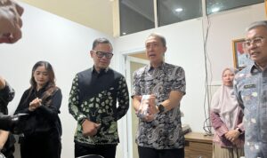 Wamendagri, Bima Arya Sugiarto bersama, Wali Kota Bogor Dedie A Rachim saat meninjau penerapan WFH di Kantor Pemerintah Kota Bogor, Foto/Adi Wirman