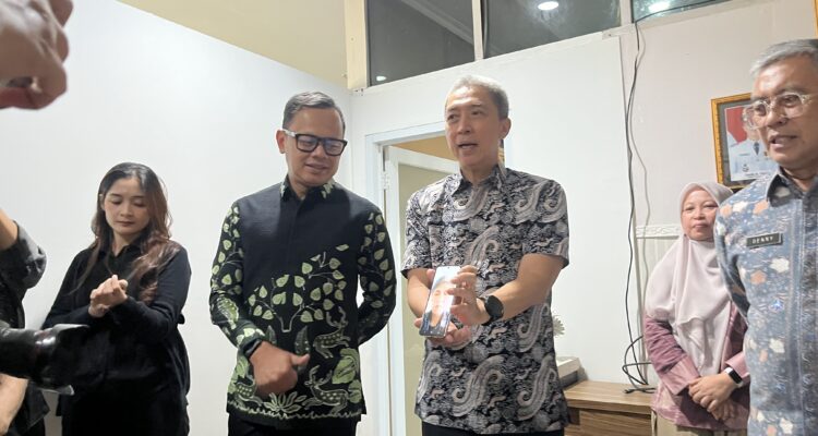 Wamendagri, Bima Arya Sugiarto bersama, Wali Kota Bogor Dedie A Rachim saat meninjau penerapan WFH di Kantor Pemerintah Kota Bogor, Foto/Adi Wirman