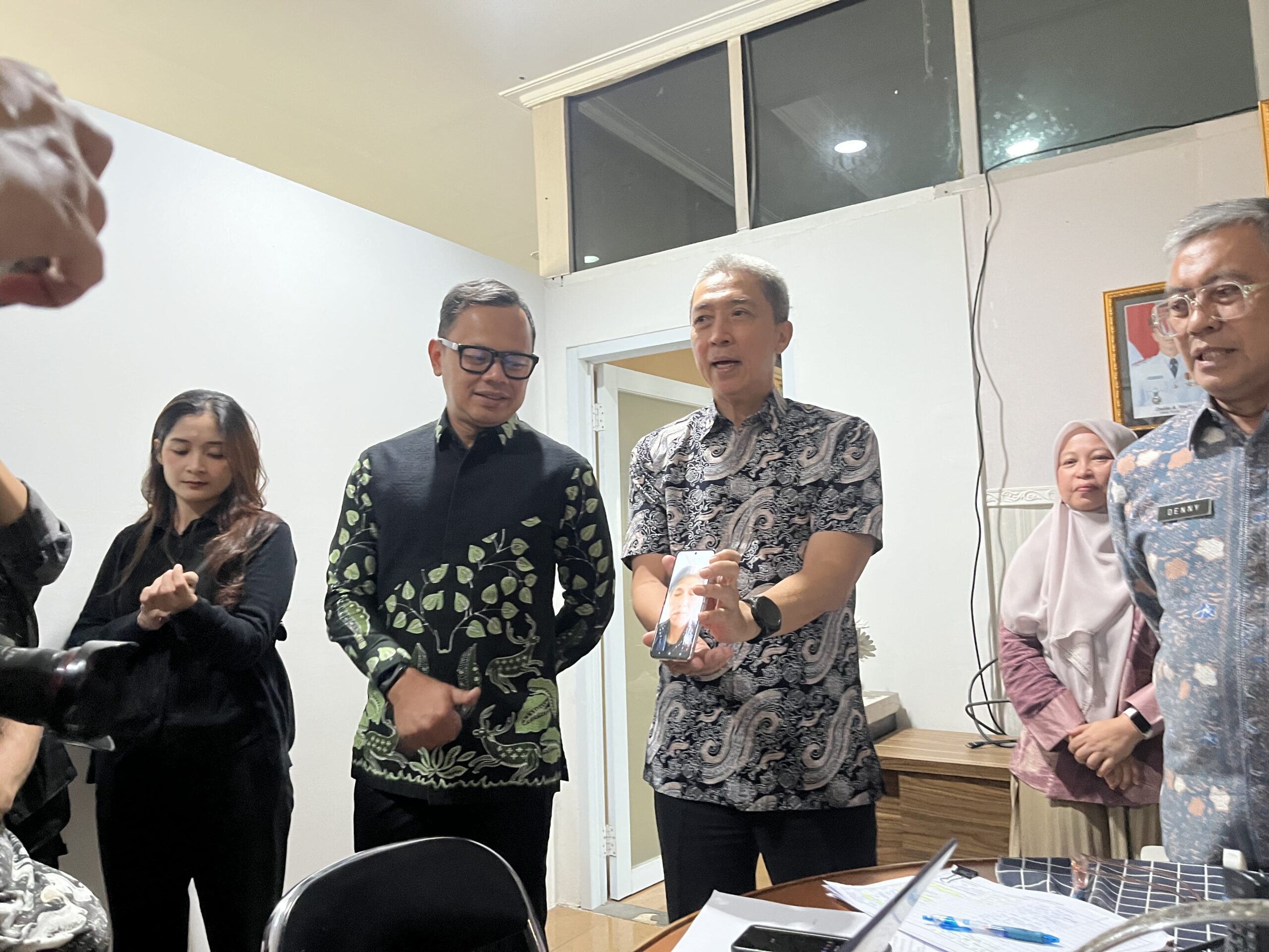 Wamendagri, Bima Arya Sugiarto bersama, Wali Kota Bogor Dedie A Rachim saat meninjau penerapan WFH di Kantor Pemerintah Kota Bogor, Foto/Adi Wirman