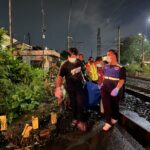Evakuasi korban tertabrak kereta di perlintasan kereta Martadinata Bogor, Foto/Adi Wirman