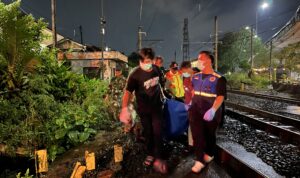 Evakuasi korban tertabrak kereta di perlintasan kereta Martadinata Bogor, Foto/Adi Wirman