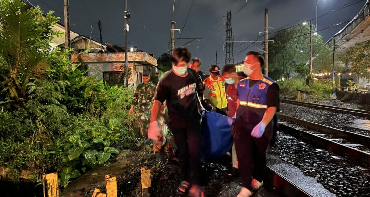 Evakuasi korban tertabrak kereta di perlintasan kereta Martadinata Bogor, Foto/Adi Wirman