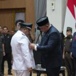 Rudy Susmanto saat menyematkan Lencana Kepada Desa Gunung Picung , Foto/Diskominfo Kabupaten Bogor