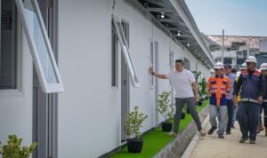 Sekretaris Kabinet Teddy Indra Wijaya bersama Direktur Utama PT Kereta Api Indonesia (PT KAI), Bobby Rasyidin, meninjau langsung perkembangan pembangunan hunian bagi warga pinggi rel di daerah Stasiun Senen, Jakarta, pada Sabtu, 25 April 2026. Foto: BPMI Setpres/Unggahan Akun Media Sosial @sekretariat.kabinet