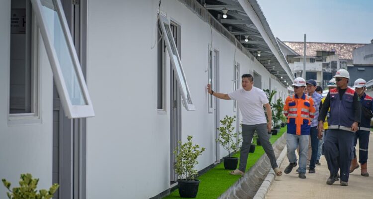 Sekretaris Kabinet Teddy Indra Wijaya bersama Direktur Utama PT Kereta Api Indonesia (PT KAI), Bobby Rasyidin, meninjau langsung perkembangan pembangunan hunian bagi warga pinggi rel di daerah Stasiun Senen, Jakarta, pada Sabtu, 25 April 2026. Foto: BPMI Setpres/Unggahan Akun Media Sosial @sekretariat.kabinet