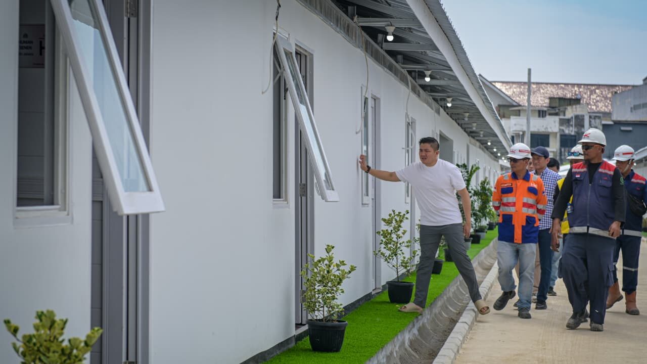 Sekretaris Kabinet Teddy Indra Wijaya bersama Direktur Utama PT Kereta Api Indonesia (PT KAI), Bobby Rasyidin, meninjau langsung perkembangan pembangunan hunian bagi warga pinggi rel di daerah Stasiun Senen, Jakarta, pada Sabtu, 25 April 2026. Foto: BPMI Setpres/Unggahan Akun Media Sosial @sekretariat.kabinet