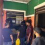 Tim Satres Narkoba melakukan pemasangan Police Line diloaksi penggerebekan obat obatan Jenis G, Foto/Isitimewa