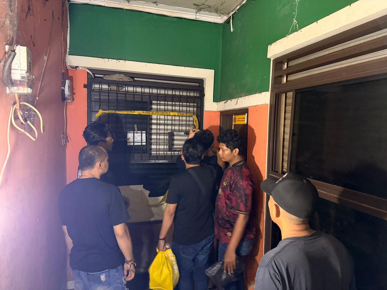 Tim Satres Narkoba melakukan pemasangan Police Line diloaksi penggerebekan obat obatan Jenis G, Foto/Isitimewa