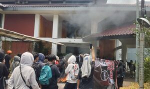 Puluhan mahasiswa yang tergabung dalam Brigade Mahasiswa Bogor (BMB) menggelar aksi unjuk rasa di Kantor DPRD Kabupaten Bogor, Foto/Isitimewa