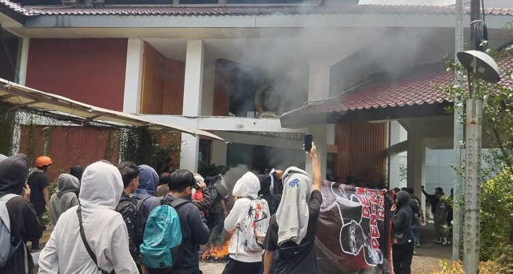 Puluhan mahasiswa yang tergabung dalam Brigade Mahasiswa Bogor (BMB) menggelar aksi unjuk rasa di Kantor DPRD Kabupaten Bogor, Foto/Isitimewa