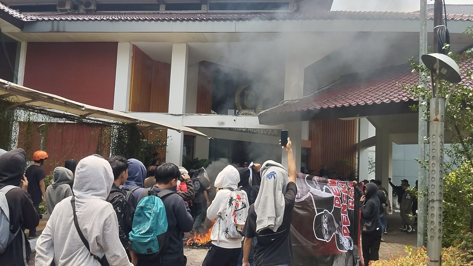 Puluhan mahasiswa yang tergabung dalam Brigade Mahasiswa Bogor (BMB) menggelar aksi unjuk rasa di Kantor DPRD Kabupaten Bogor, Foto/Isitimewa Puluhan mahasiswa yang tergabung dalam Brigade Mahasiswa Bogor (BMB) menggelar aksi unjuk rasa di Kantor DPRD Kabupaten Bogor, Foto/Isitimewa