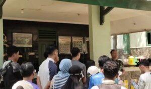 Belasan peserta lari mendatangi lokasi yang diduga menjadi pusat koordinasi pengambilan race pack di Kota Bogor pada Jumat (3/4/2026)., Foto/Isitmewa