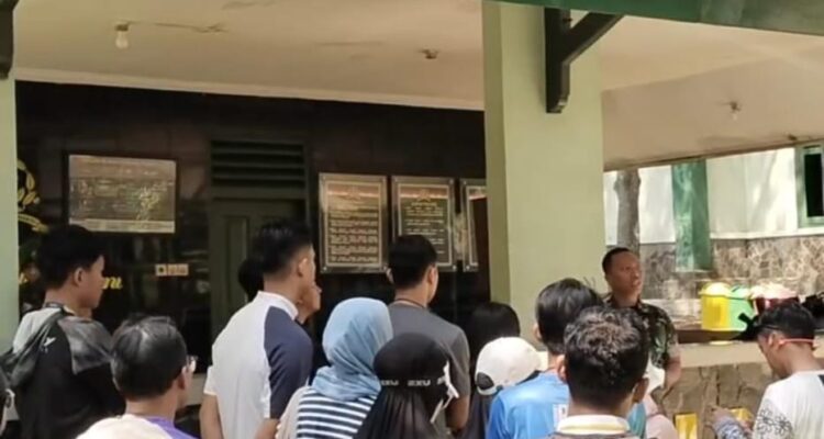 Belasan peserta lari mendatangi lokasi yang diduga menjadi pusat koordinasi pengambilan race pack di Kota Bogor pada Jumat (3/4/2026)., Foto/Isitmewa