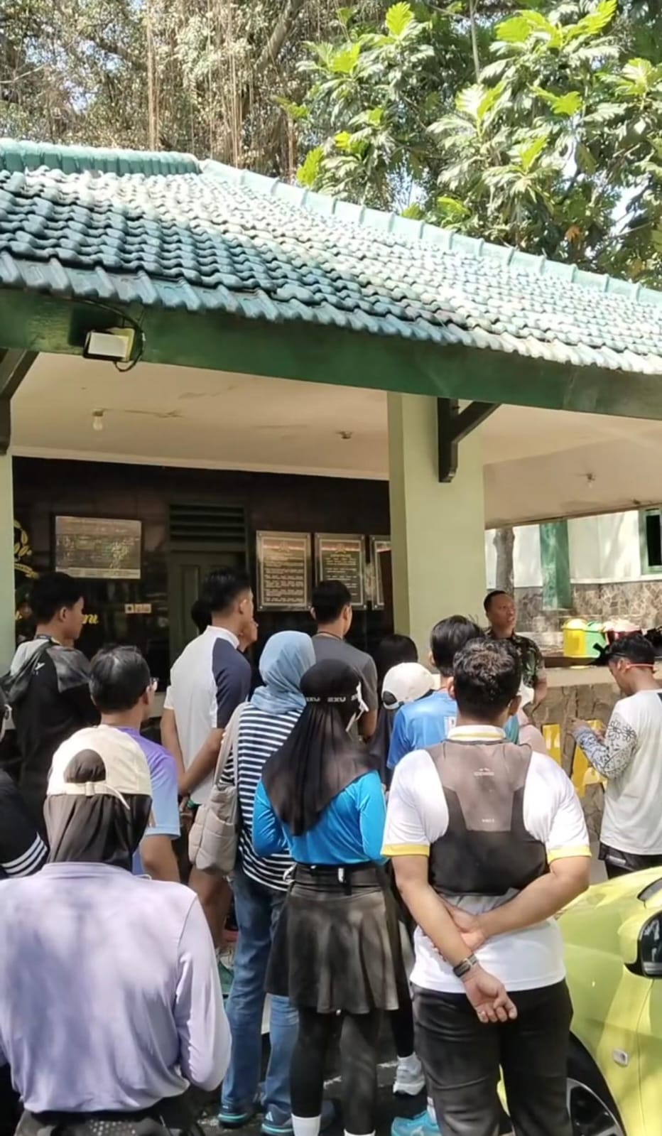 Belasan peserta lari mendatangi lokasi yang diduga menjadi pusat koordinasi pengambilan race pack di Kota Bogor pada Jumat (3/4/2026)., Foto/Isitmewa