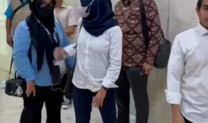 Ruli Indah Sari korban pelecehan yang dilakukan oleh Mantan Koruptur BNI 50 M tiba digedung DPR RI Senayan, Foto/Isitimewa