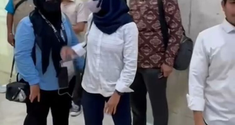 Ruli Indah Sari korban pelecehan yang dilakukan oleh Mantan Koruptur BNI 50 M tiba digedung DPR RI Senayan, Foto/Isitimewa