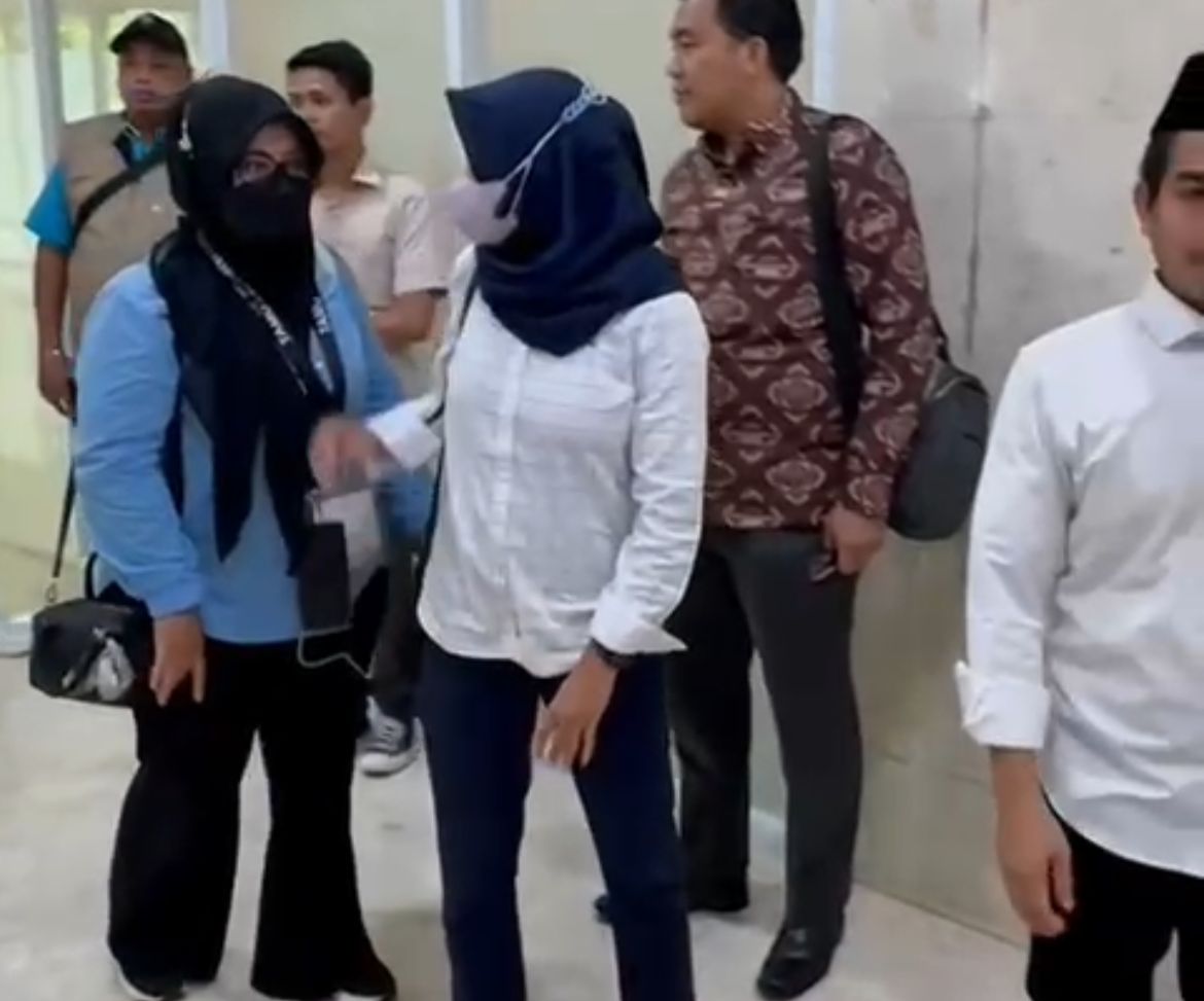 Ruli Indah Sari korban pelecehan yang dilakukan oleh Mantan Koruptur BNI 50 M tiba digedung DPR RI Senayan, Foto/Isitimewa