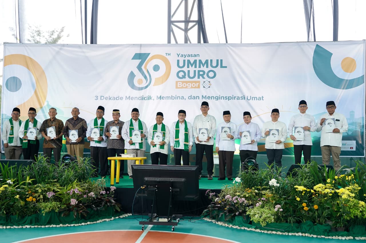 Foto bersama Ketua DPRD Kota Bogor, Dr. Adityawarman Adil, menghadiri perayaan milad ke-30 Yayasan Ummul Quro Bogor, Setwan DPRD KOta Bogor 