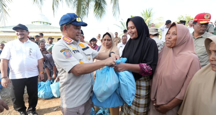 Muhammad Tito Karnavian meninjau langsung kondisi pengungsi di Kabupaten Aceh Tamiang, Aceh, Sabtu (4/4/2026), Foto/Kemendagri