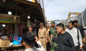 Wali Kota Bogor, Dedie A Rachim saat meninjau PKL di Lawang Seketeng Pasar Bogor, Foto/Maya Melina Wali Kota Bogor, Dedie A Rachim saat meninjau PKL di Lawang Seketeng Pasar Bogor, Foto/Maya Melina