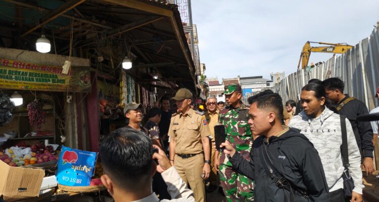 Wali Kota Bogor, Dedie A Rachim saat meninjau PKL di Lawang Seketeng Pasar Bogor, Foto/Maya Melina