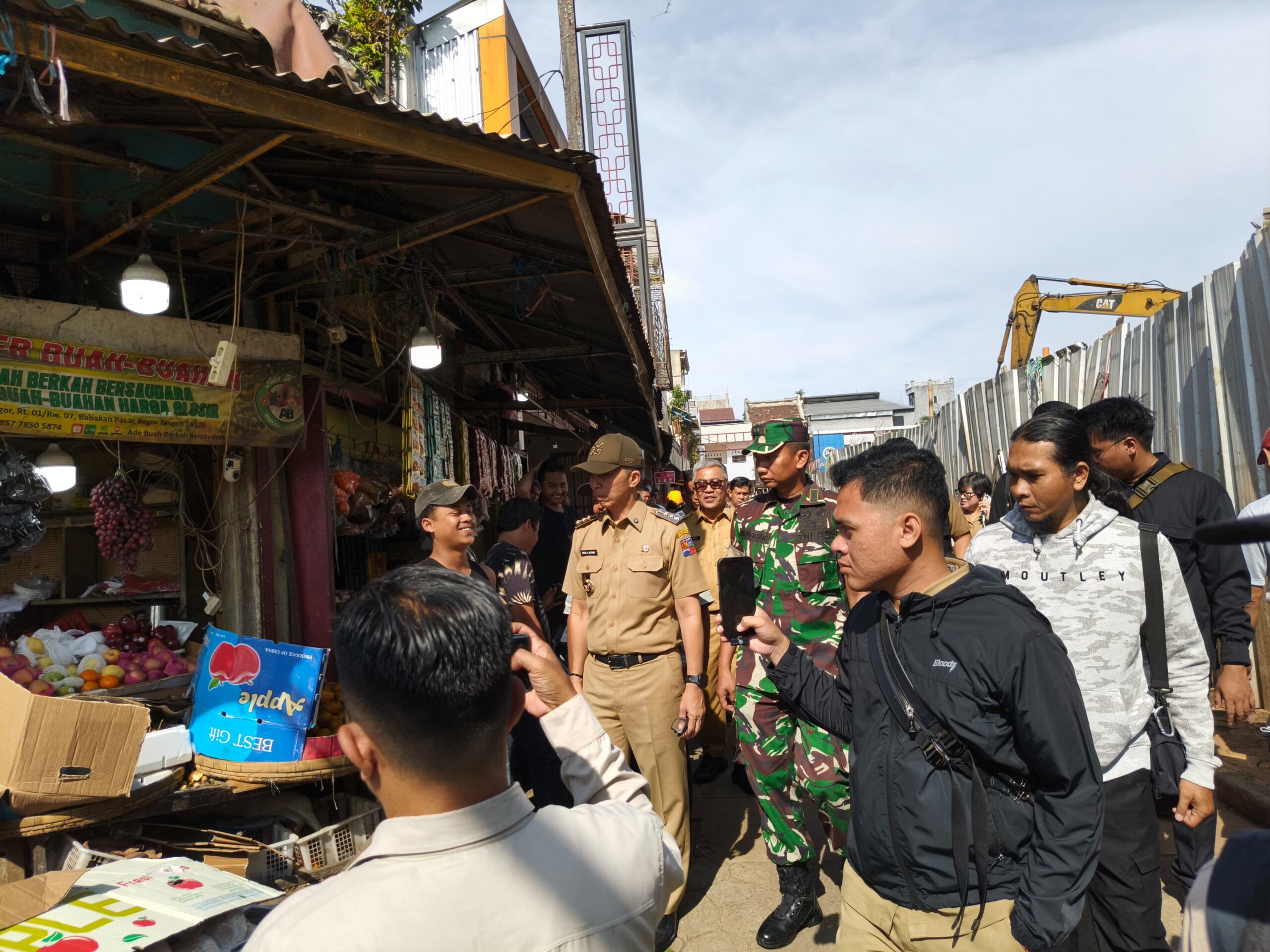 Wali Kota Bogor, Dedie A Rachim saat meninjau PKL di Lawang Seketeng Pasar Bogor, Foto/Maya Melina Wali Kota Bogor, Dedie A Rachim saat meninjau PKL di Lawang Seketeng Pasar Bogor, Foto/Maya Melina