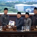 Wali Kota Bogor, Dedie A Rachim bersama Ketua DPRD, Adittawarman Adil dan Pimpinan DPRD saat memperlihatkan LKPJ 2025, Foto/Setwan DPRD Kota Bogor