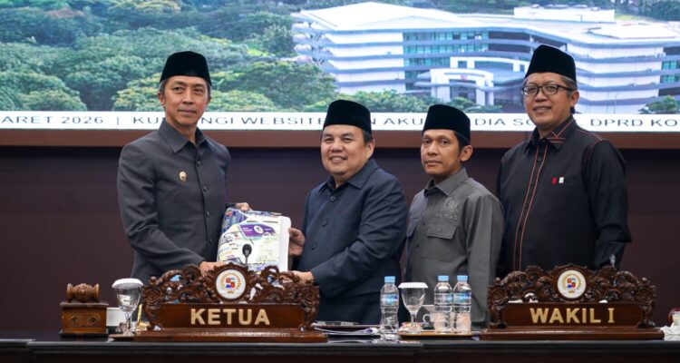 Wali Kota Bogor, Dedie A Rachim bersama Ketua DPRD, Adittawarman Adil dan Pimpinan DPRD saat memperlihatkan LKPJ 2025, Foto/Setwan DPRD Kota Bogor