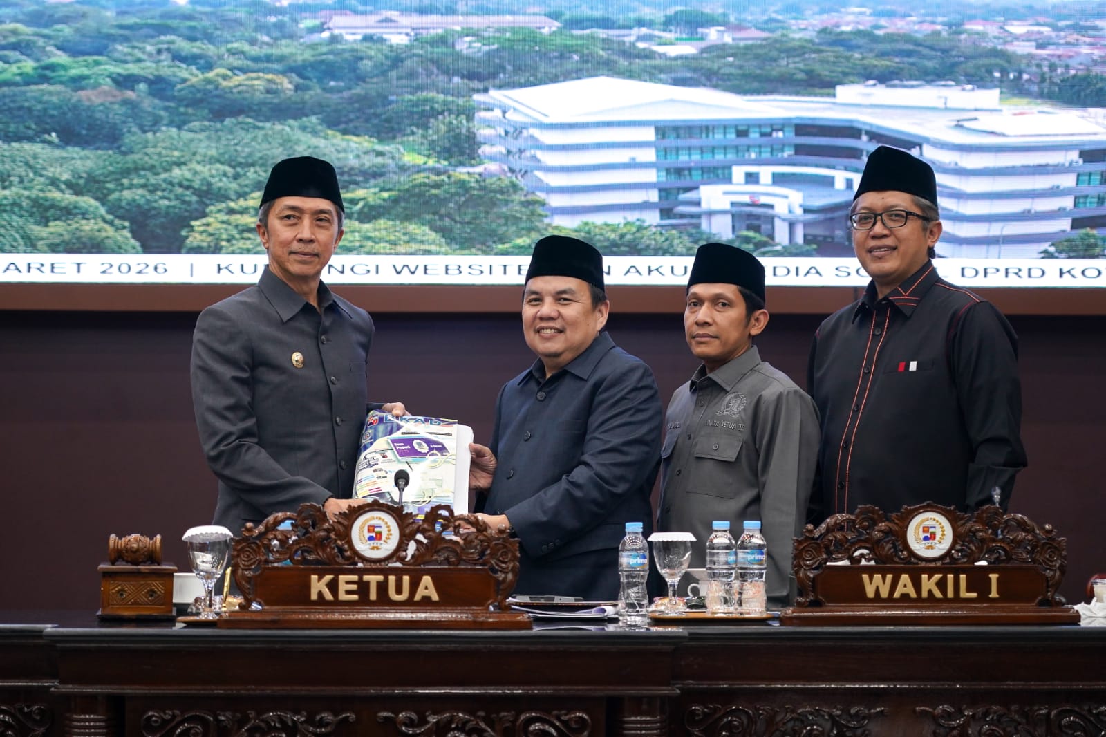 Wali Kota Bogor, Dedie A Rachim bersama Ketua DPRD, Adittawarman Adil dan Pimpinan DPRD saat memperlihatkan LKPJ 2025, Foto/Setwan DPRD Kota Bogor Wali Kota Bogor, Dedie A Rachim bersama Ketua DPRD, Adittawarman Adil dan Pimpinan DPRD saat memperlihatkan LKPJ 2025, Foto/Setwan DPRD Kota Bogor