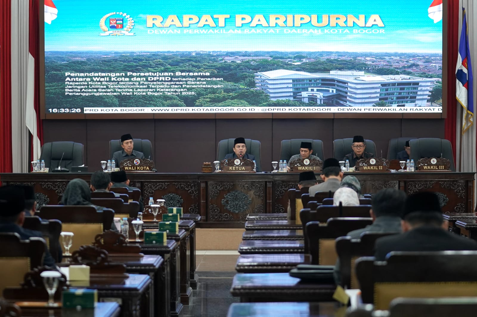 wali Kota Bogor, Dedie A Rachim bersama Ketua DPRD, Adityawarman Adil dan Pimpinan DPRD saat menggelar Rapat Paripurna, Foto/Setwan DPRD Kota Bogor