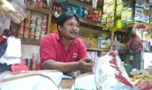 Salah Pedagang yang berjualan plastik di Pasar Jambu Dua Bogor, Foto/Maya Melina Salah Pedagang yang berjualan plastik di Pasar Jambu Dua Bogor, Foto/Maya Melina