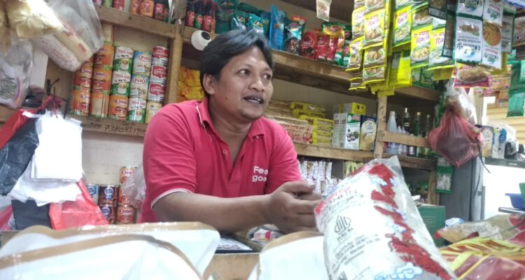 Salah Pedagang yang berjualan plastik di Pasar Jambu Dua Bogor, Foto/Maya Melina