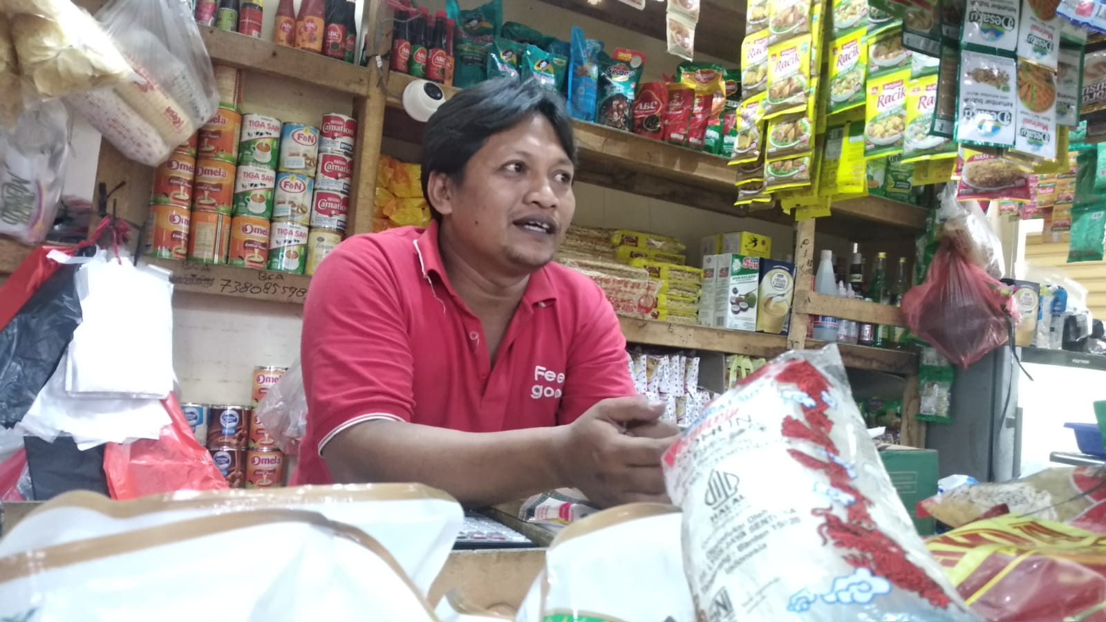 Salah Pedagang yang berjualan plastik di Pasar Jambu Dua Bogor, Foto/Maya Melina