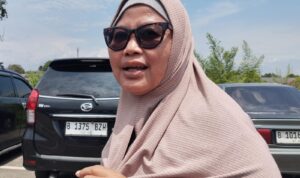 Seorang warga Bojonggede, Tri (58), mengaku senang dengan kehadiran layanan bus listrik gratis, Foto/Isitimewa Seorang warga Bojonggede, Tri (58), mengaku senang dengan kehadiran layanan bus listrik gratis, Foto/Isitimewa