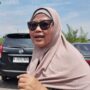 Seorang warga Bojonggede, Tri (58), mengaku senang dengan kehadiran layanan bus listrik gratis, Foto/Isitimewa