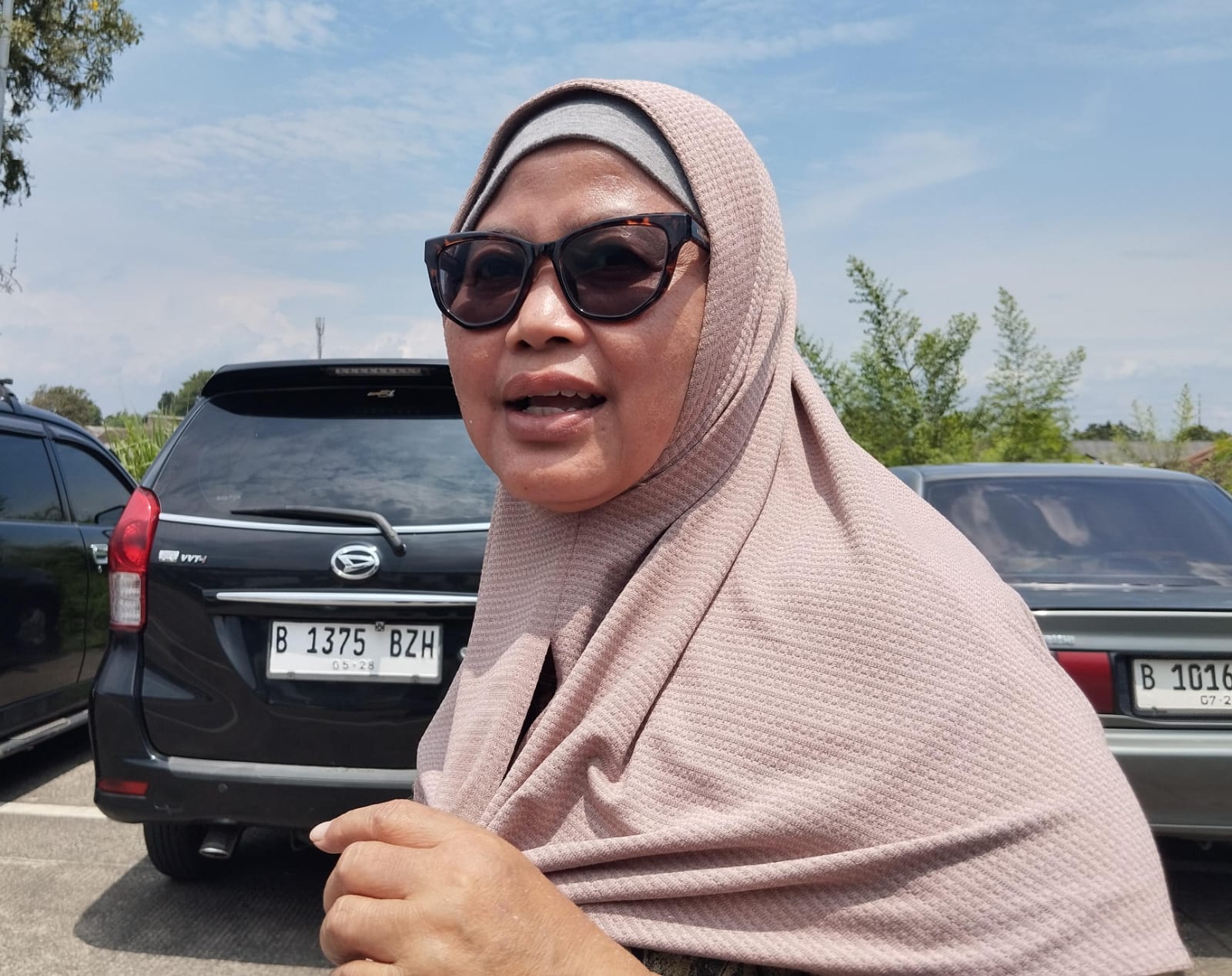 Seorang warga Bojonggede, Tri (58), mengaku senang dengan kehadiran layanan bus listrik gratis, Foto/Isitimewa Seorang warga Bojonggede, Tri (58), mengaku senang dengan kehadiran layanan bus listrik gratis, Foto/Isitimewa