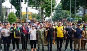 Ketua DPRD Kota Bogor, Dr. Adityawarman Adil didampingi Ketua Komisi ll, Achmad Rifki Alaydrus dan anggota Komisi ll, Heri Cahyono mengikuti aksi "Korve Kebersihan, Foto/Setwan DPRD Kota Bogor Ketua DPRD Kota Bogor, Dr. Adityawarman Adil didampingi Ketua Komisi ll, Achmad Rifki Alaydrus dan anggota Komisi ll, Heri Cahyono mengikuti aksi "Korve Kebersihan, Foto/Setwan DPRD Kota Bogor