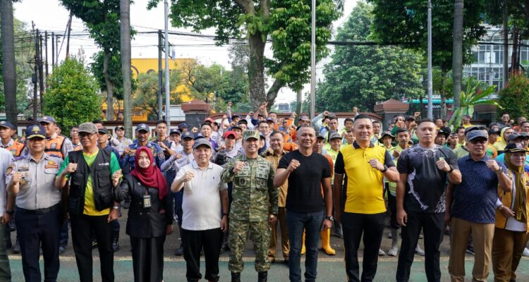 Ketua DPRD Kota Bogor, Dr. Adityawarman Adil didampingi Ketua Komisi ll, Achmad Rifki Alaydrus dan anggota Komisi ll, Heri Cahyono mengikuti aksi "Korve Kebersihan, Foto/Setwan DPRD Kota Bogor