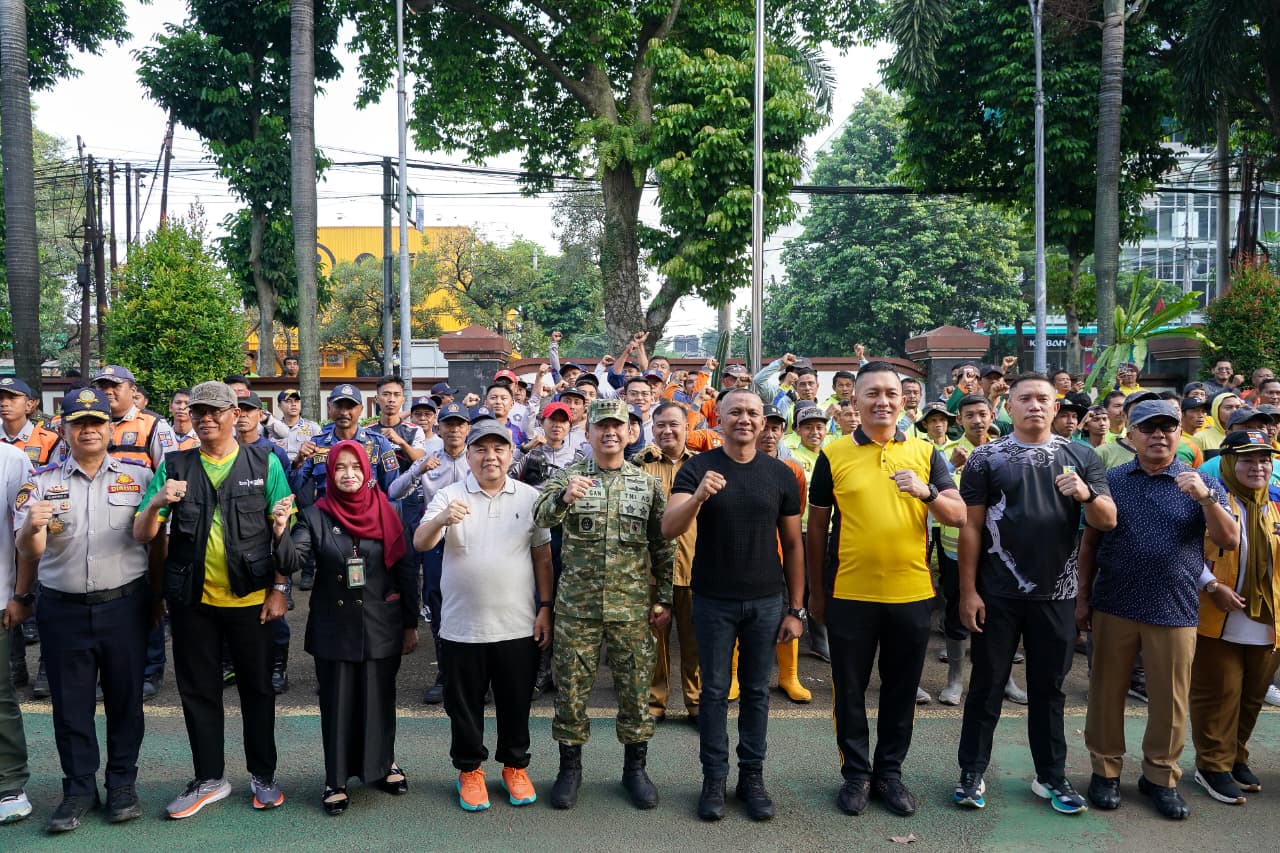 Ketua DPRD Kota Bogor, Dr. Adityawarman Adil didampingi Ketua Komisi ll, Achmad Rifki Alaydrus dan anggota Komisi ll, Heri Cahyono mengikuti aksi "Korve Kebersihan, Foto/Setwan DPRD Kota Bogor Ketua DPRD Kota Bogor, Dr. Adityawarman Adil didampingi Ketua Komisi ll, Achmad Rifki Alaydrus dan anggota Komisi ll, Heri Cahyono mengikuti aksi "Korve Kebersihan, Foto/Setwan DPRD Kota Bogor