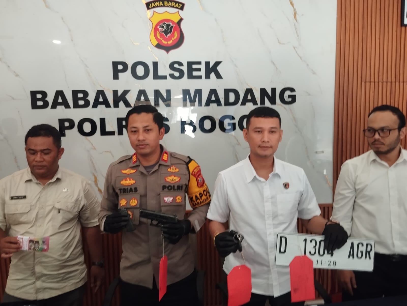 Jajaran Polsek Babakan Madang saat melakukan pres rilis soal pencurian dengan kekerasan (curas) bermodus investasi bodong, Foto/Istimewa Jajaran Polsek Babakan Madang saat melakukan pres rilis soal pencurian dengan kekerasan (curas) bermodus investasi bodong, Foto/Istimewa