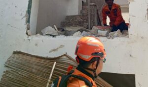 Rescue BPBD Kabupaten Bogor mengevakusi lapangan padel yang meledak di Gunung Putri Bogor, Foto/Isitimewa