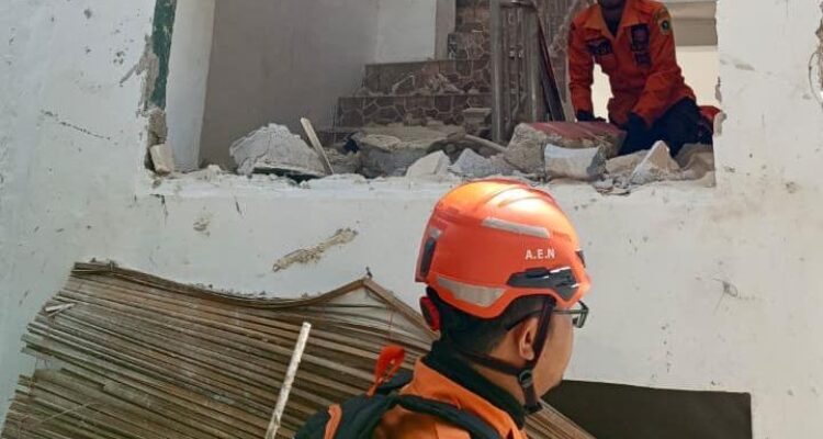 Rescue BPBD Kabupaten Bogor mengevakusi lapangan padel yang meledak di Gunung Putri Bogor, Foto/Isitimewa