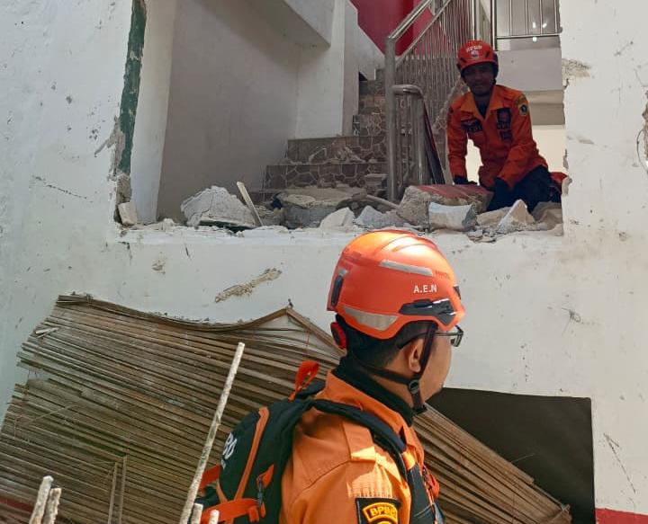 Rescue BPBD Kabupaten Bogor mengevakusi lapangan padel yang meledak di Gunung Putri Bogor, Foto/Isitimewa Rescue BPBD Kabupaten Bogor mengevakusi lapangan padel yang meledak di Gunung Putri Bogor, Foto/Isitimewa